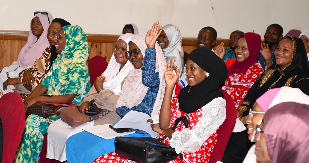 #Choléra| Plus de 110 professionnels de santé ont répondu ce jour à l'appel lancé par @OMSComores. Femmes et hommes se montrent disponibles à être déployés sur le terrain en appui et en première ligne dans la prise en charge des malades touchés par le choléra. Solidarité 🙏🇰🇲.