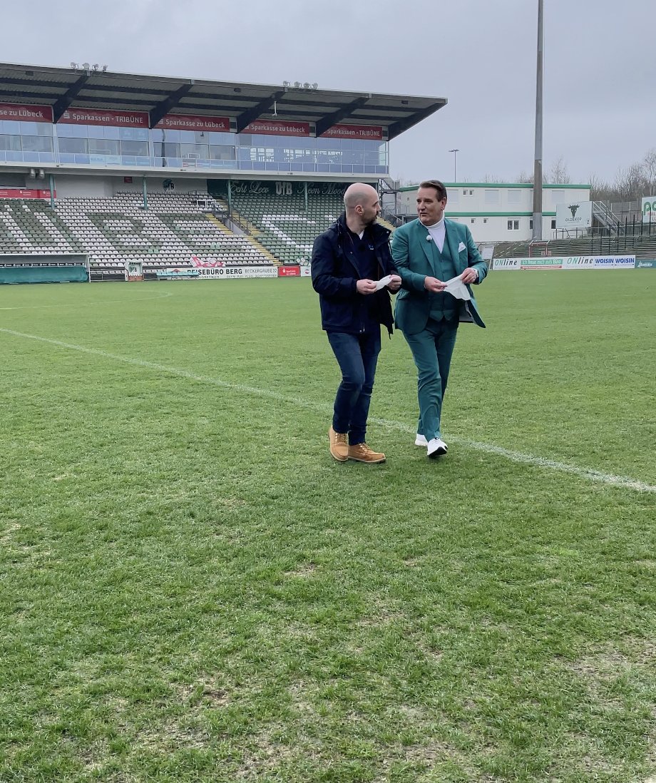 RalfDuemmel's tweet photo. 1/2 Dank #bideo wurden 2 Millionen Kilogramm Plastik und 500 Millionen Feuchttücher eingespart! Was für eine Erfolgsgeschichte! Mit bideo wird aus handelsüblichem Toilettenpapier Feuchtpapier. Über 200.000 verkaufte Bideo und ein Handelsumsatz von über 4 Mio. Euro. #DHDL https://t.co/ffuTIXmxO8