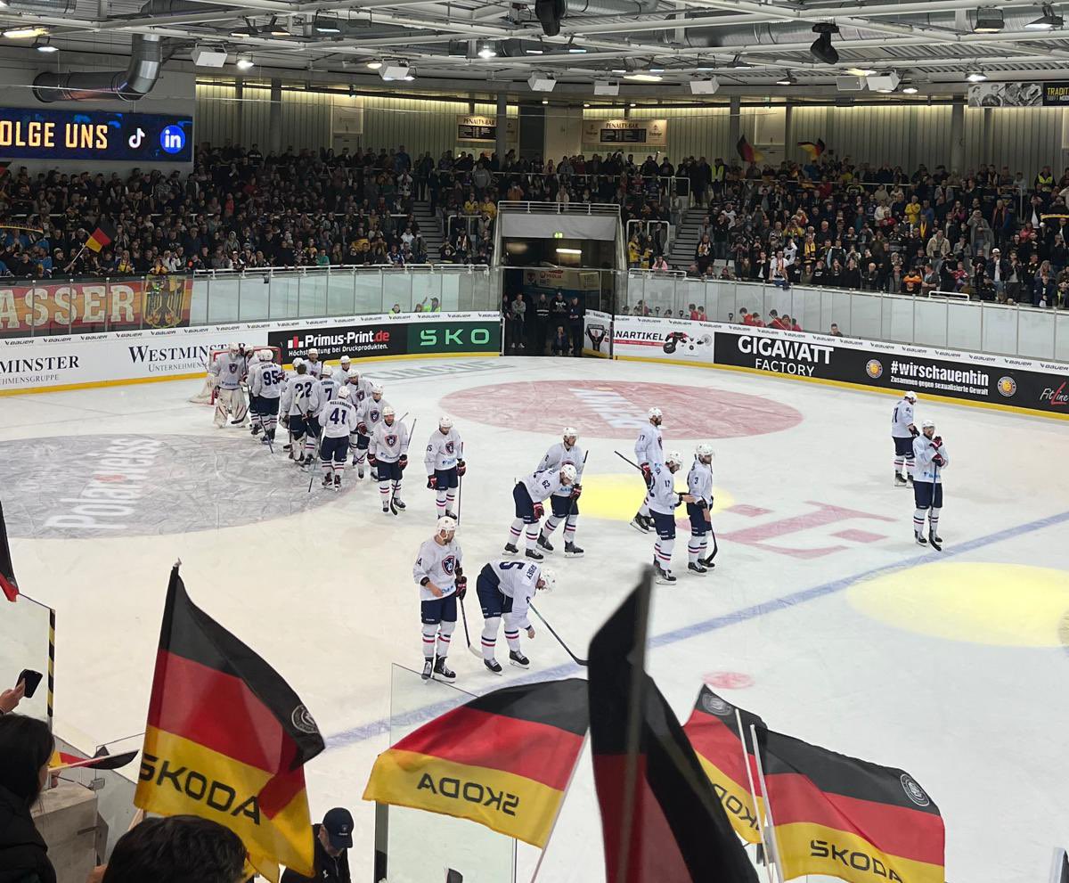 🇩🇪 4-3prl 🇫🇷 Nos Bleus s’inclinent en prolongation face à l’Allemagne. Avec une victoire samedi et une défaite en prolongation ce soir face à la 5ème nation mondiale, ils semblent prêts pour le Mondial d’Ostrava 💪 Vivement samedi ! #TeamFranceHockey