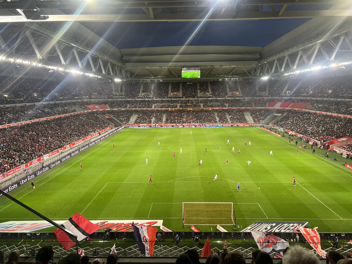 Ligue 1 action tonight at the Stade Pierre-Mauroy. First taste of French football for me, find it strange with two different ultras ‘fractions’ behind each goal…🇫🇷 Lille OSC v Olympique Lyonnais #groundhopping
