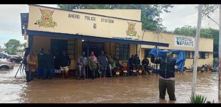 The fierce #flooding didn't spare men and women in uniform who are dedicated to serve the nation.

Our crew in Ahero Police Station in Nyando, Kisumu County, bore the brunt of the floods.

Despite the floods, police officers are committed to serving citizens including assisting…