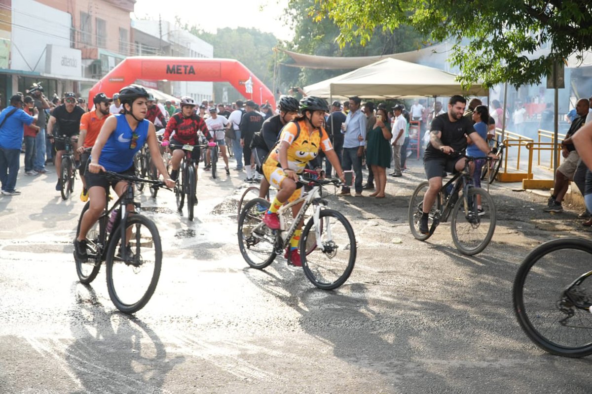 Más de trescientos asistentes participaron con gran entusiasmo en el recorrido en bicicleta que organizó el sábado 4 de mayo, con la finalidad de estrechar los lazos de convivencia entre universitarios y la comunidad