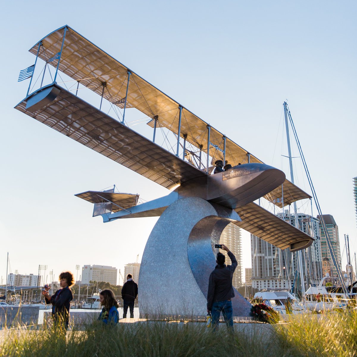 Aviation buffs, this one's for you! ✈️ 🚀 Step back to Jan 1, 1914: Tony Jannus pioneers the 1st commercial flight to Tampa. Fast forward to today, in it's place is Benoist Plaza (pronounced 'Ben-wah') where it all began. #StPetePier