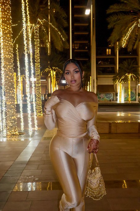 ✨🥂🌛 https://t.co/jId5NJNMYB