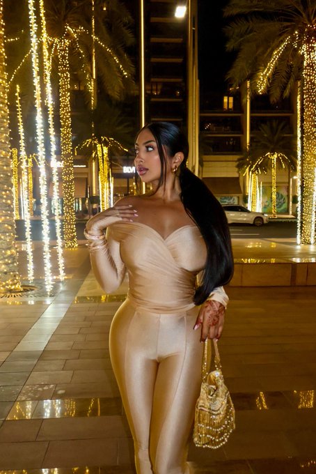 ✨🥂🌛 https://t.co/jId5NJNMYB