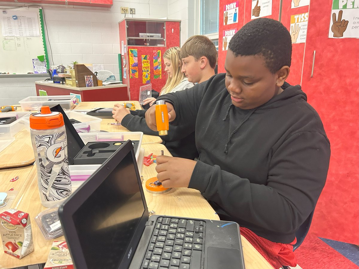 💡 Students at Highview 6th Grade Center are learning how to be entrepreneurs! They created jewelry and crafting 'businesses' with all proceeds benefitting the Hope House Mission. #MiddieRising