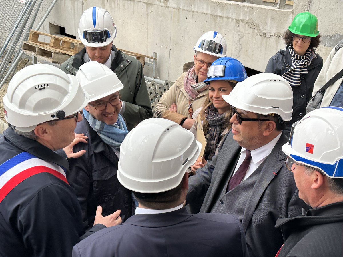 CVanhersel's tweet photo. Temps d´échange entre @guillaumekasba ,les élus et @ActionLogement sur  la réponse à apporter au logement des salariés sur un secteur en tension
Diversification de l’offre, des usages, mobilité résidentielle étaient au menu de cette opération « remarquable » #pjllogement https://t.co/k0qmR0PAcv