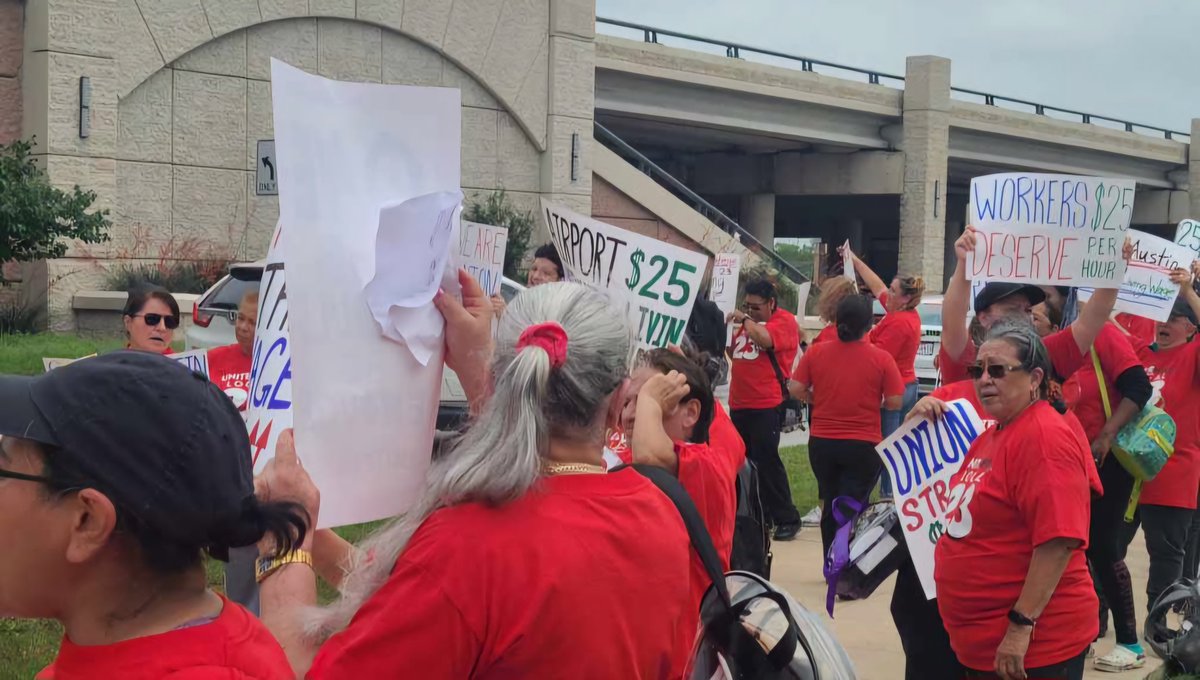 Today, Local 23 members that work @AUStinAirport took action and sent a message to the city: 'It's time to raise the minimum wage to $25!' #Austin #ATX