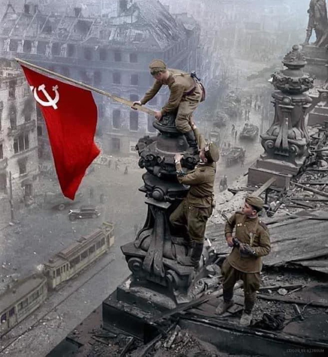 El primer vuelo tripulado al espacio fue el Vostok-1 con Yuri Gagarin
Intentan reescribir la historia, quizás veamos algún día que Patton entró en Berlín el 2 de Mayo de 1945 y desplegó su bandera en el Reichstag. 

Lástima, la bandera fue la roja y costó 27 millones de vidas.