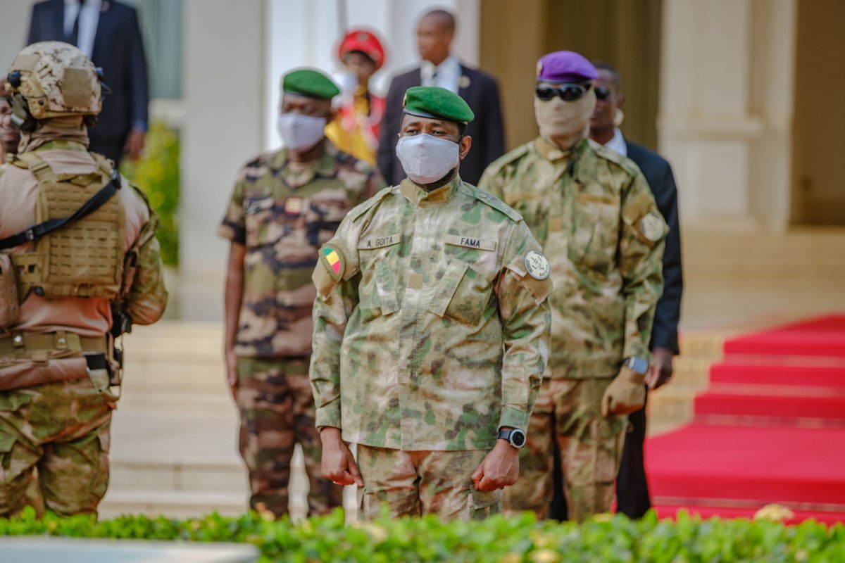 Le Président de la Transition, Son Excellence le Colonel @GoitaAssimi, Chef de l’État, Chef Suprême des Armées, a présidé la traditionnelle cérémonie de levée des couleurs à Koulouba, ce lundi 6 mai 2024.