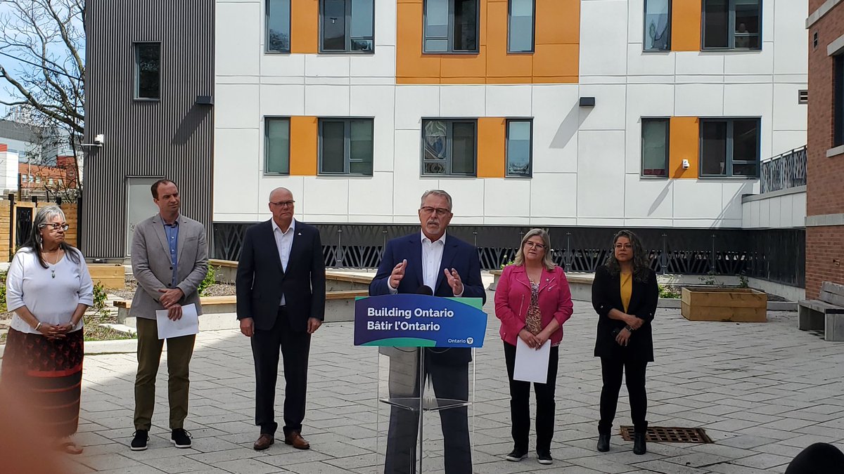 It's important that we pause to celebrate successful projects, acknowledging everyone who's contributed towards #supportivehousing. Thanks to @RobFlackEML @NeilLumsdenMPP @AndreaHorwath @NrinderWard3 for gathering @IndwellCA #TheOaks to realize the power of working together.