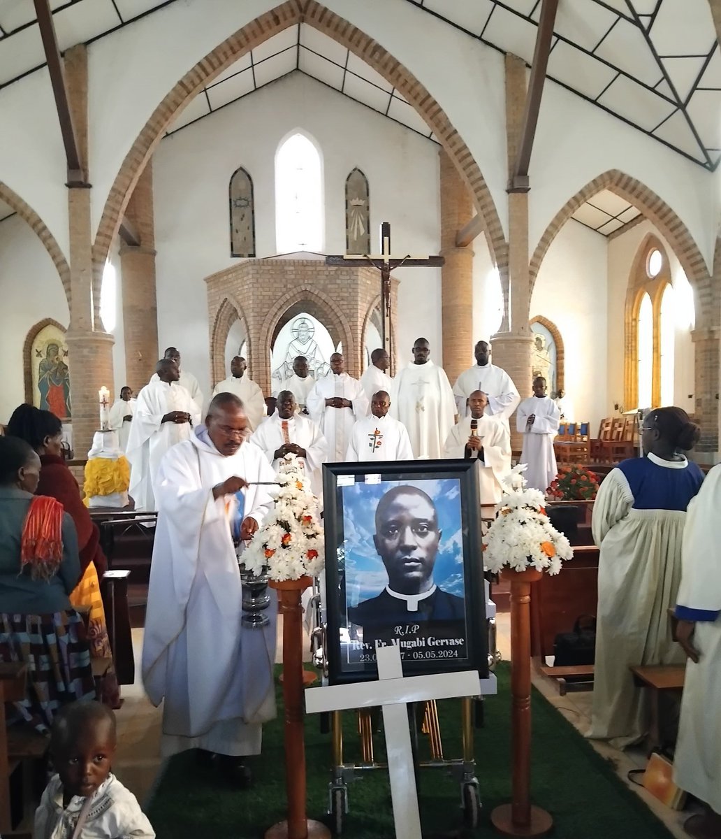 #HappeningNow: Receiving the body of Rev. Fr. Gervase Mugabi at Nyamitanga Cathedral & Mass, followed by Body viewing and silent prayer thereafter the body will be taken for vigil mass at Nyamitanga Administration Chapel
 MAY HIS SOUL REST IN PEACE | | RIP
 
OHUMURE OMUBUSIGYE 🕊