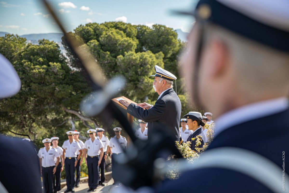 Le moment de recueillement a débuté avec un dépôt de gerbes devant l’oratoire dédié aux marins-pompiers, suivi de la lecture des noms des marins-pompiers disparus en service.