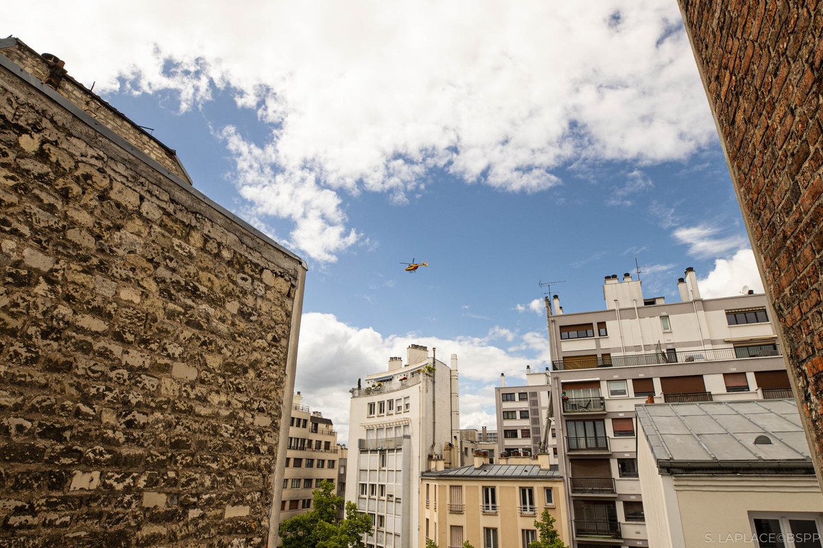 🚨 Aujourd'hui, les pompiers de Paris interviennent dans le 15e arrondissement pour une personne inconsciente.

Le GRIMP demande l’aide du #Dragon 75 pour héliporter en urgence la victime vers l'hôpital 🚁

Une coordination interservices précieuse dans une situation critique 🤝