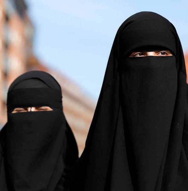 🚨| El parlamento Federal suizo PROHÍBE el burka, el velo islámico y las cubiertas faciales totales en TODA Suiza.🇨🇭¿Apoyas esta CONTUNDENTE medida en contra de los extremistas islámicos?