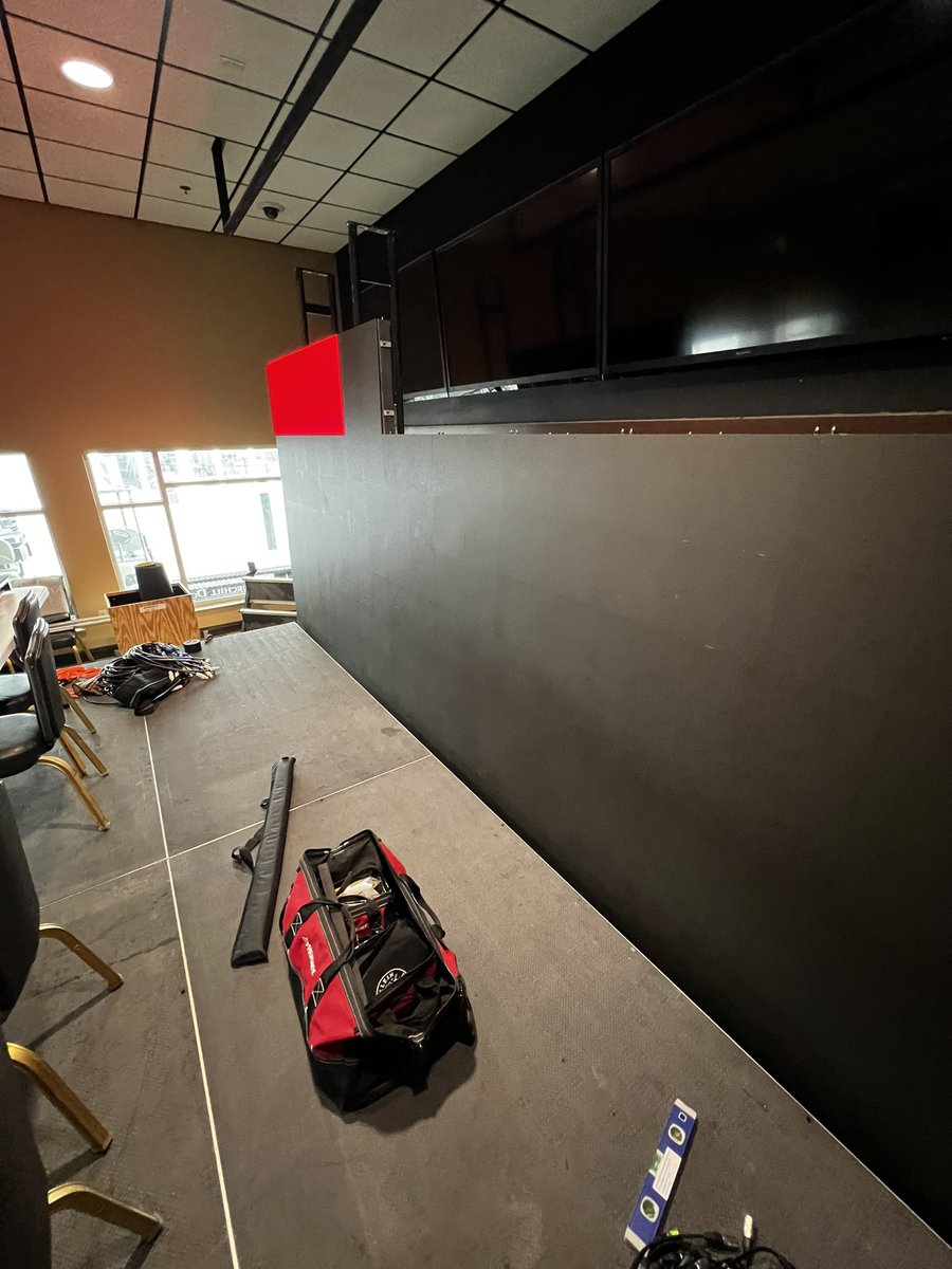 HammondComGroup's tweet photo. As always, Hammond worked the most exciting two minutes in sports, the #KentuckyDerby! We provide Media Svcs at major horse races nationwide. In 2024, we added a video wall for the winner press conferences-below was @ setup. We look forward to serving @ChurchillDowns every year! https://t.co/LElKXzVB5h