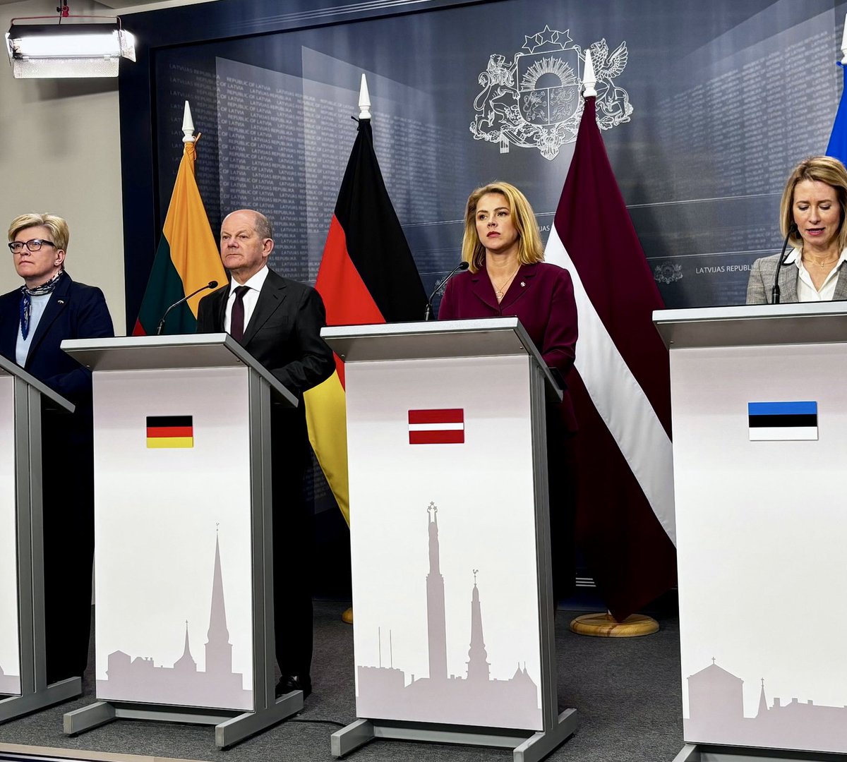 Bild mit Seltenheitswert: Beim Treffen mit den baltischen Regierungschefinnen Šimonytė (Litauen), Silina (Lettland) und Kallas (Estland) in Riga ist Olaf Scholz der einzige Mann in der Runde.