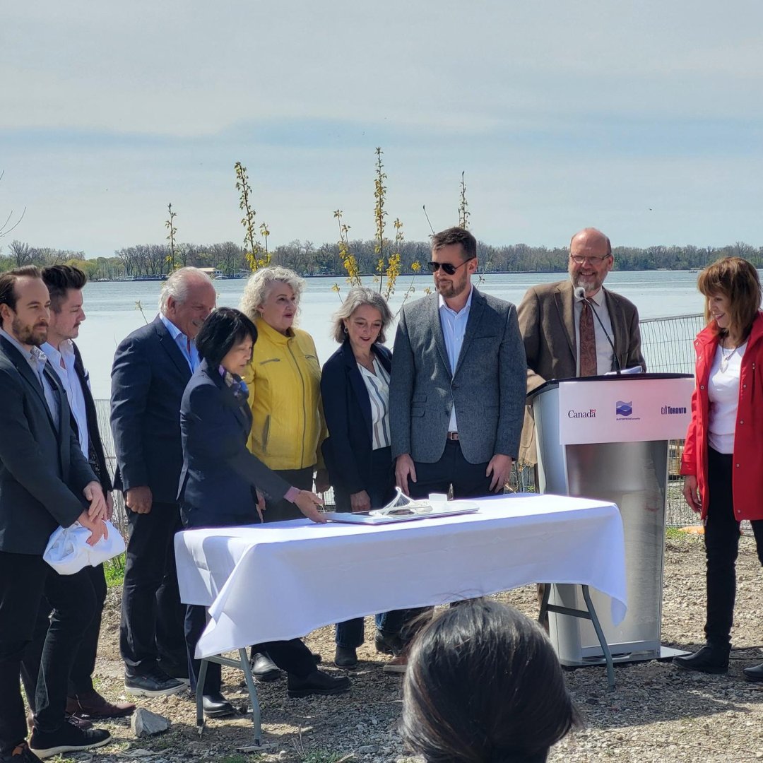 (1/2) Today @INFC_eng, @cityoftoronto, and @WaterfrontTO, with @mcfirstnation announced federal investment in a new pedestrian bridge in downtown Toronto and the selection of WilkinsonEyre’s design concept, Equinox Bridge.