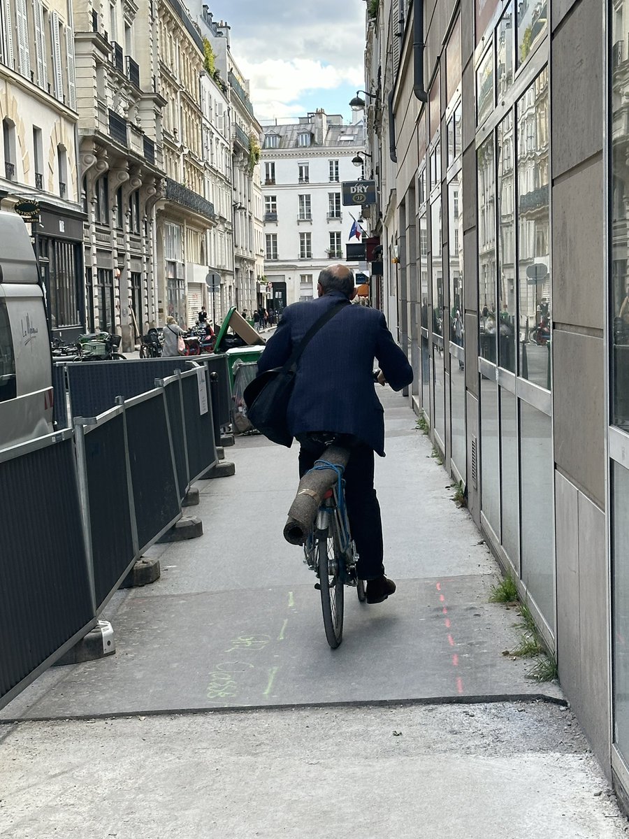 Nan mais j’ai le droit de rouler sur le trottoir ! 
#gougnafier #paris10