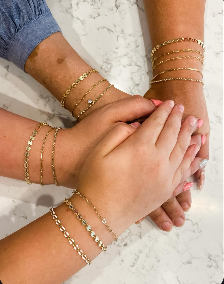 Get the whole fam together for a Mother's Day pop-up with Linx of Light this Saturday beginning at noon!💫 Nothing shows your forever love better than matching permanent jewelry. 𝐁𝐨𝐨𝐤 𝐲𝐨𝐮𝐫 𝐚𝐩𝐩𝐨𝐢𝐧𝐭𝐦𝐞𝐧𝐭 𝐧𝐨𝐰! #FamilyAffair #MothersDayCelebration #JewelryPopUp