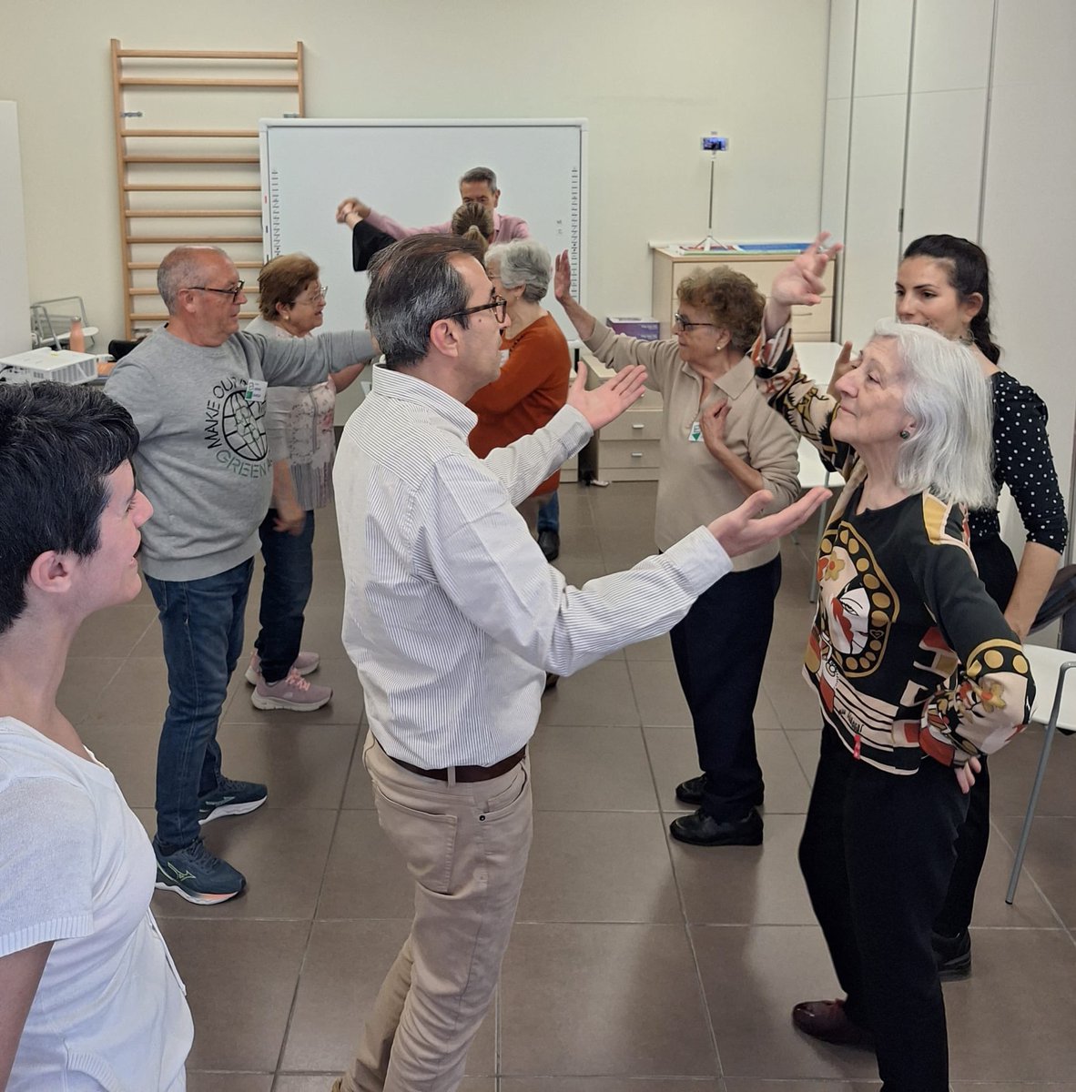 El itinerario de danza social visita AFAV, Asociación de familias de personas con Alzheimer de València. La alumna Ana Lloris ha impartido una sesión de flamenco creativo. @afavalencia #danzasocial