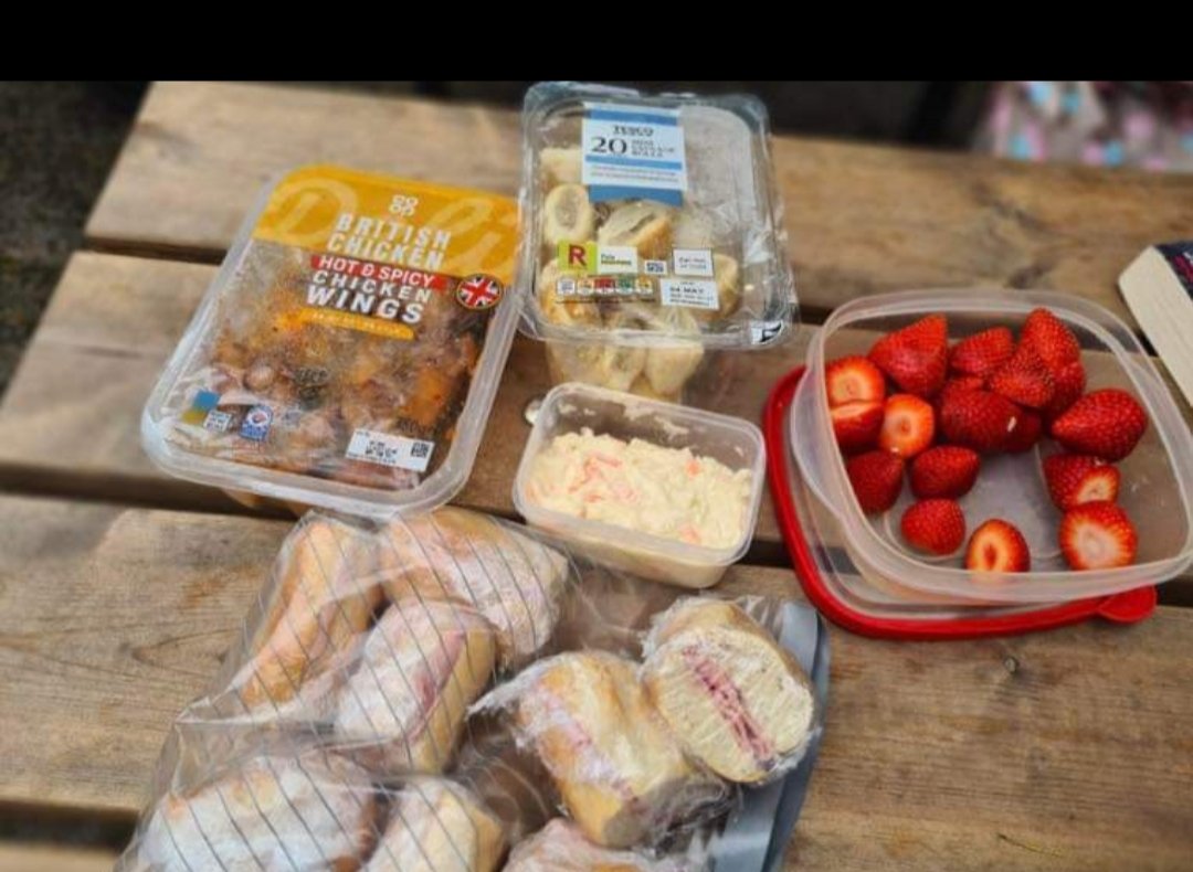 My little boy wanted to go Gullivers World today...£30 a ticket expensive! bt I saved on lunch take a look at our FREE! lunch All from my very generous bag on Sunday night thank you #slzfw21 #breakingdownbarriers #buildingcommunities #CoronationFoodProject