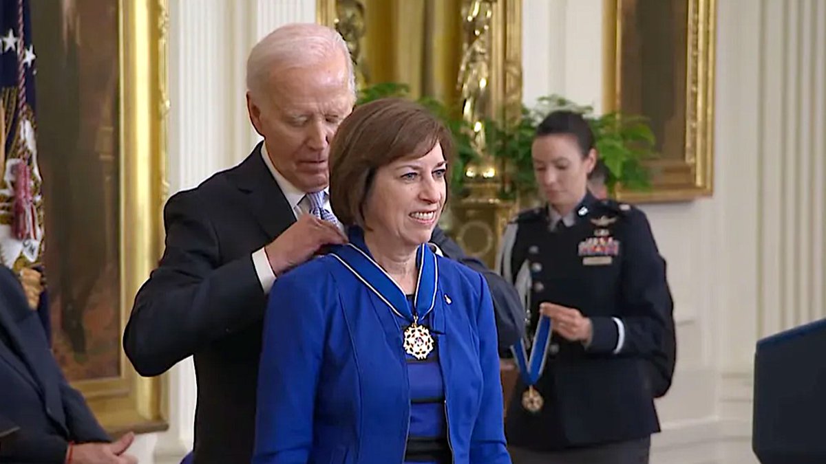 Congratulations to @Astro_Ellen Ochoa, 1st Hispanic woman in space, for receiving Presidential Medal of Freedom. After 4 spaceflights, she served as @NASA_Johnson director. She is 2nd female astronaut to receive the medal; Sally Ride was honored in 2013. bit.ly/4a6PT3C