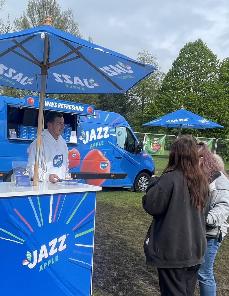 The sun is back and we’re still here at @foodiesfestival sampling the UK’s tastiest apple! Be sure to head over to the JAZZ van if you’re visiting for the day! #itsjazztime