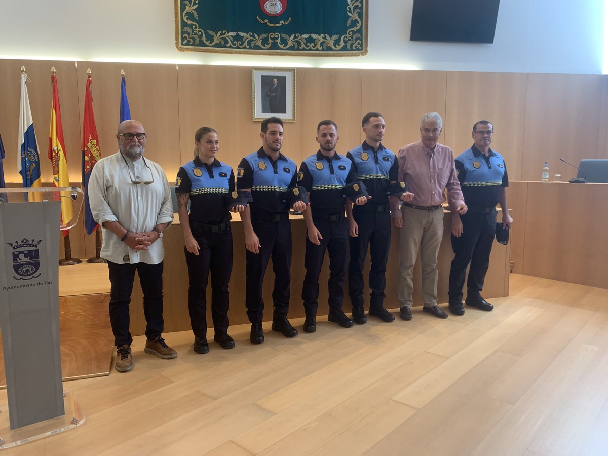 👮🏻‍♂️ @jjcruzsaavedra preside el acto de toma de posesión de 4 policías locales del municipio de #Tías 👉 Hemos celebrado durante la mañana de hoy el acto de toma de posesión de 4 nuevos policías locales como funcionarios de carrera en prácticas 📄 buff.ly/4b5jTOy