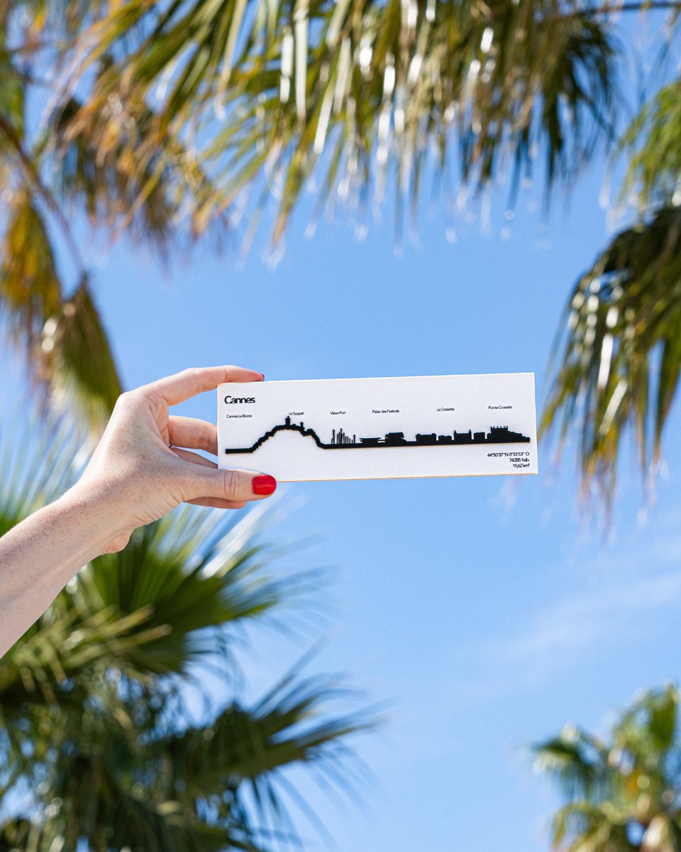 À tous les amoureux de Cannes, “The Line” est disponible à la boutique de l’Office de Tourisme ! 💙 Depuis 2015, @hellotheline révèle le panorama des villes grâce à des des fixations murales façonnées avec amour. En collaboration avec le @CannesPalais, “The Line” a créé la…