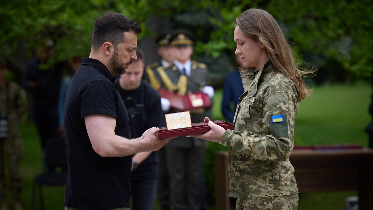 У День піхоти Президент Володимир Зеленський зустрівся з воїнами-піхотинцями, рідними загиблих Героїв і командирами підрозділів, вручив державні нагороди, бойові прапори та почесні відзнаки. Подробиці: bit.ly/3wry9lF