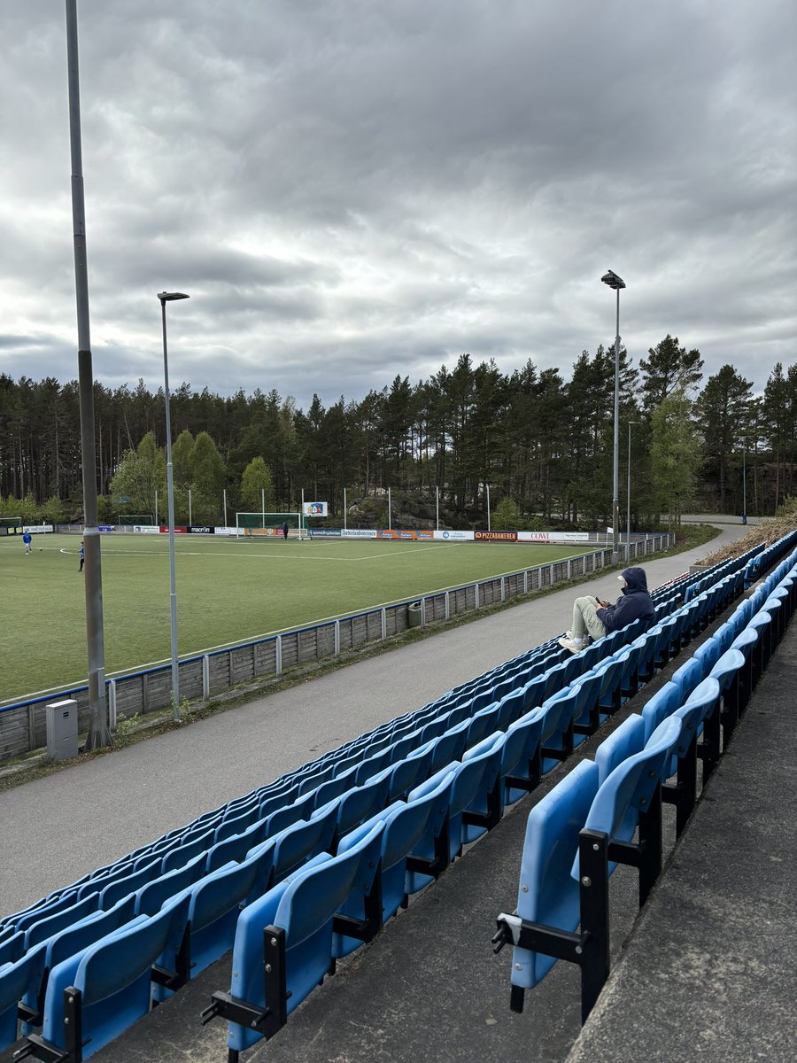 Ti minutt til kampstart - Heia Viking2! Fortsatt god plass her på Flekkerøya! #viking2 #vikingfk #vikingfotball