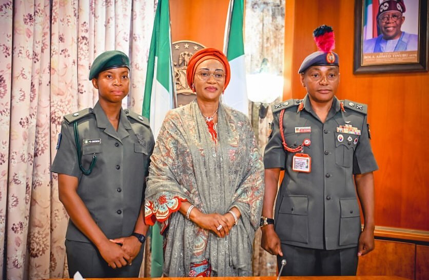 H.E Oluremi Tinubu receives 24 years old First Female Nigerian Graduate of Royal Military Academy, UK, 2nd Lt Princess Oluchukwu Owowoh after she completed her training on the 12th of April, 2024.

#NigerianExcellence
#voiceoflagos