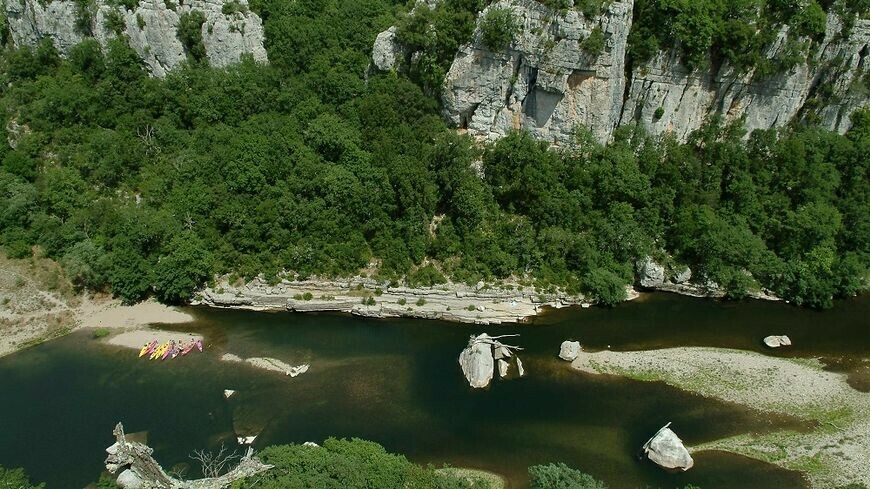 Deux touristes autrichiens, en vacances en Ardèche, se sont noyés lors d’un accident de canoë dans la rivière Chassezac.

Leur canoë gonflable a été pris dans un tourbillon, s’est dégonflé et a chaviré

➡️ l.leparisien.fr/0FS1