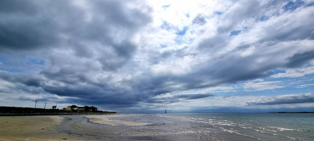 Haulbowline Lighthouse way off in the distance on a beautiful day on Greencastle beach.
@CarlingfordIRE @discoverirl @WeatherCee @OPOTY @ThePhotoHour @EnjoyTheMournes @PictureIreland #mobilephotography #Lighthouse #beach