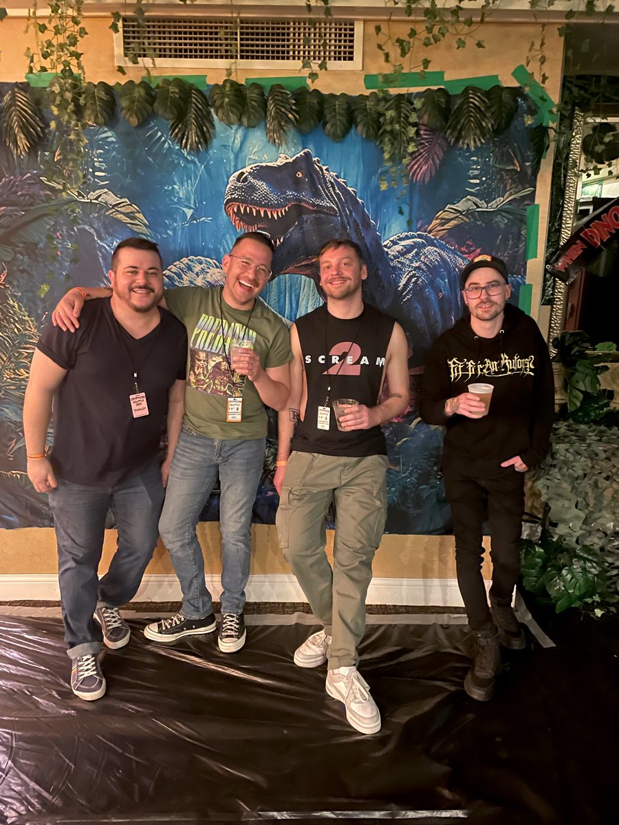 coryarod's tweet image. A family that slays together at #Crypticon, stays together.
@crypticon