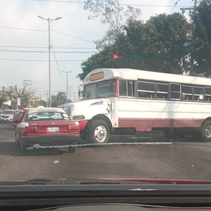 #ChismitoJarocho 8:50 am 📷#ReporteVial Se registró un choque en Circunvalación y Alcocer lo que generó caos vial en la zona. @AyuntamientoVer @PatyYunes #VeracruzCiudadYPuerto #PaTiPalPuerto #VeracruzPuerto #Jarochos #Veracruz2024 @vialver