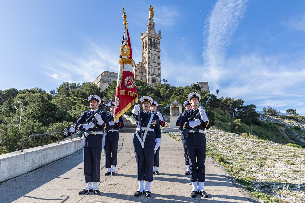La garde porte en leur mémoire et avec fierté le huitième et dernier drapeau de la #Marinenationale, marque de la reconnaissance de la Nation pour l'esprit de dévouement de l'unité, remis par le ministre de la #Défense, Charles Hernu, le 30 avril 1982 🇫🇷