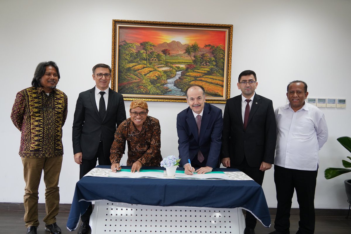 A Memorandum of Understanding for cooperation was signed between @yeeorgtr and @uiiiofficial. This MoU is a valuable start for the promotion of all aspects of Turkish culture in Indonesia, including its history, literature, language, art and music. @yeecakarta