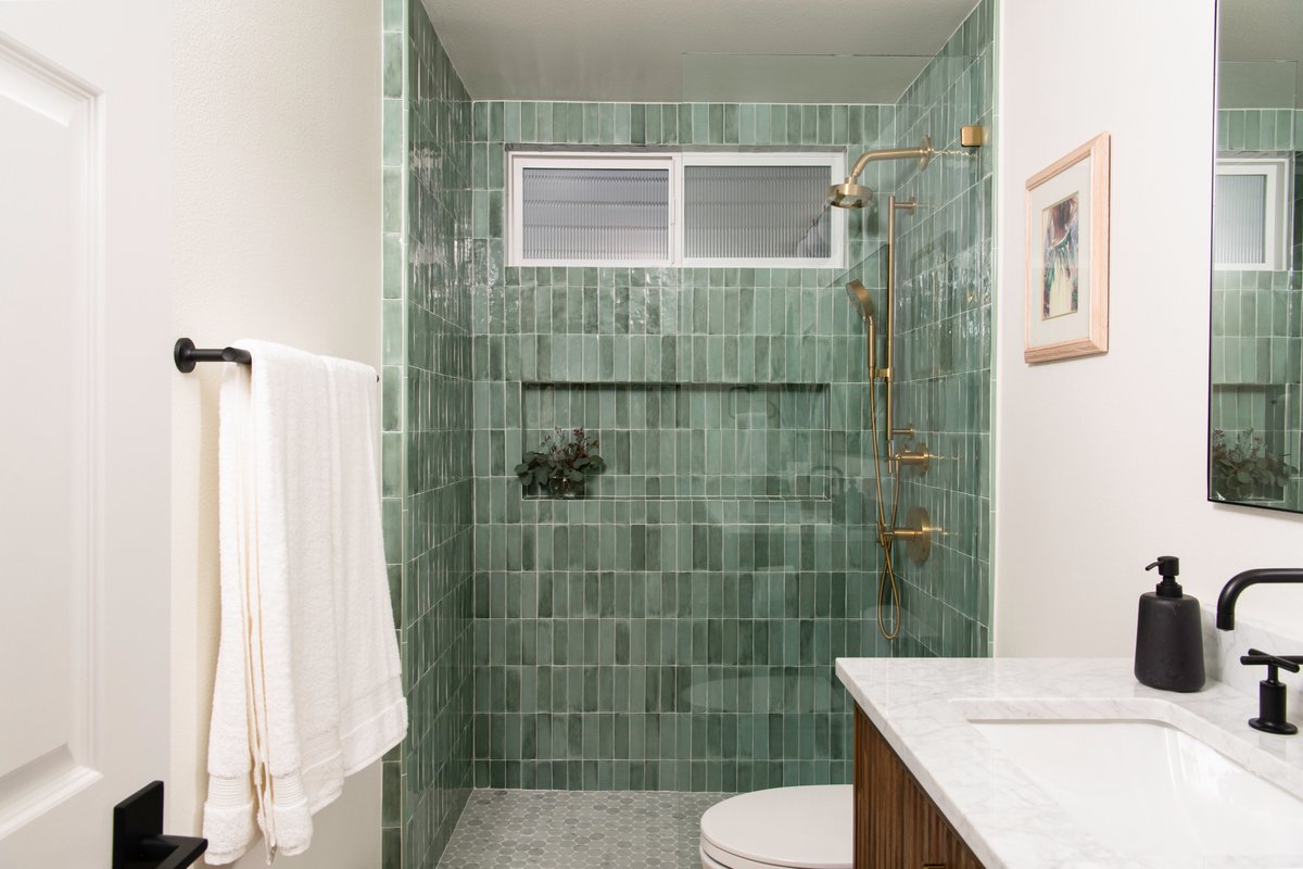 We are completely enamored by the charm of our #crestdeville project, where the 'eucalyptus' shower wall tile steals the spotlight. Its hues infuse a refreshing touch, seamlessly blending style with sophistication.

📷: @leighannrowe
Design: @tayharrison