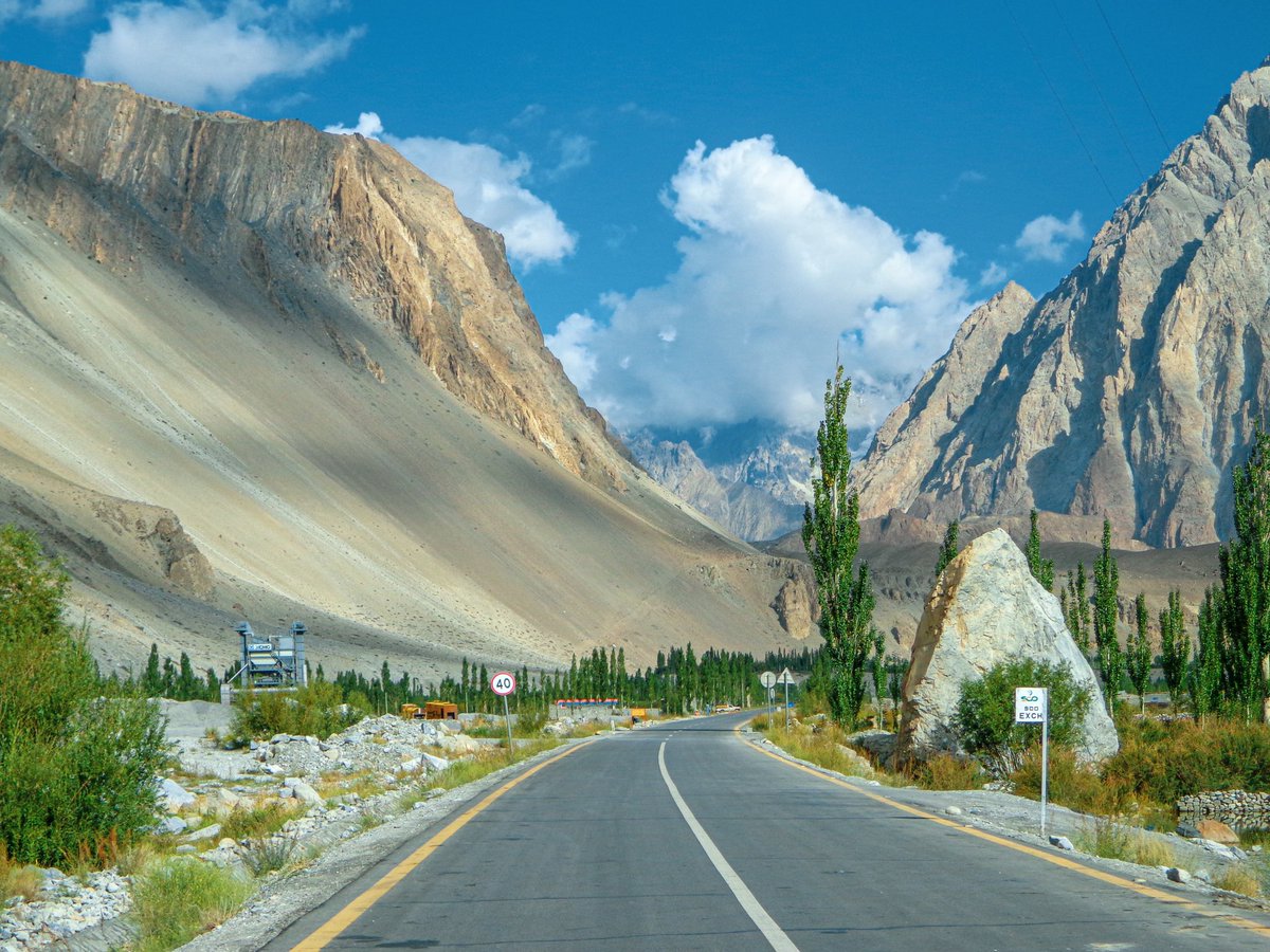 Share your photos of Roads. 🛣️❤️

This is Hunza
Valley Pakistan. 🛣️🌳⛰️❤️