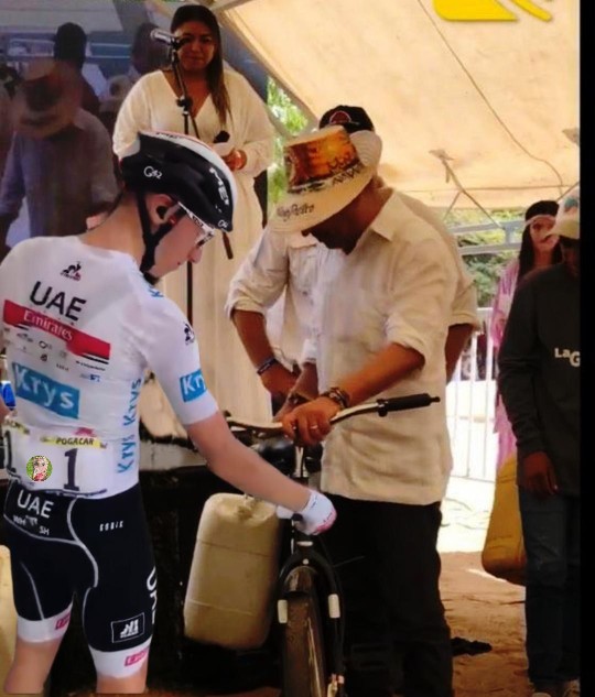 En una ceremonia realizada el primero de mayo en Riohacha, el excelentísimo señor presidente Gustavo Petro hizo entrega al ciclista Tadej Pogacar de la bicicleta con la que ganará el Giro de Italia, 'gracias Gus' fueron las sentidas palabras del joven  corredor esloveno.