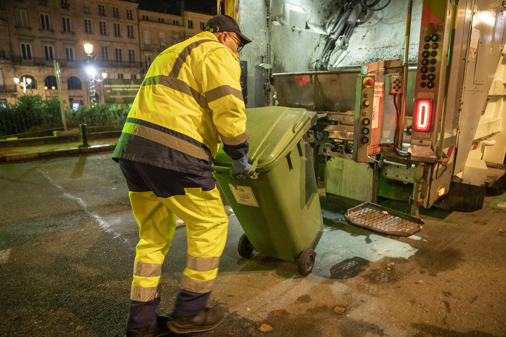 🗑️ Attention, mercredi et jeudi seront fériés. Retrouvez toutes les informations sur le ramassage de vos poubelles sur :bordeaux-metropole.fr/actualites/jou…