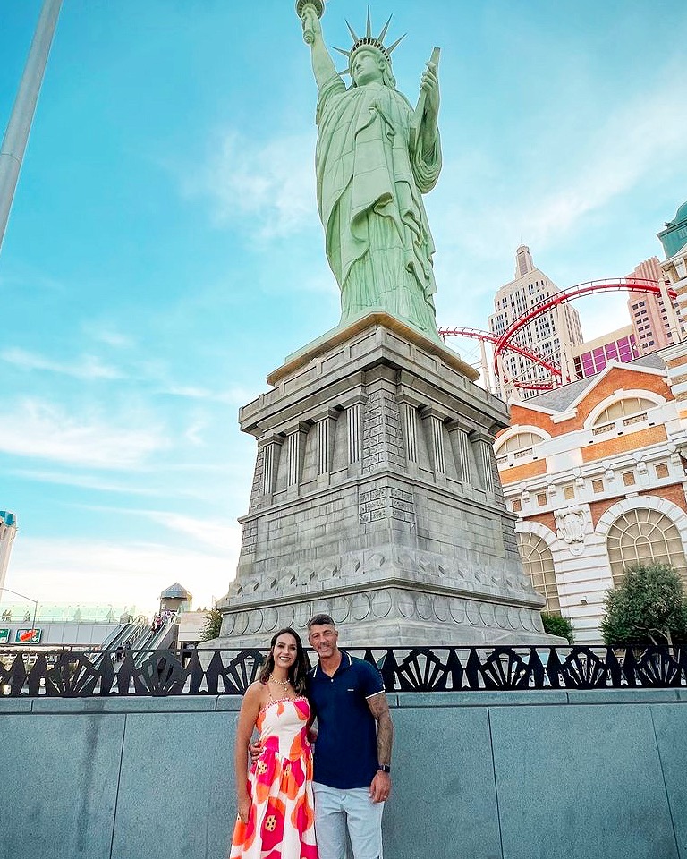 Strike a pose, Lady Liberty style. 🗽 📸: laisasaboia