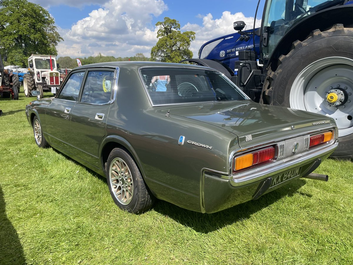 72Chip's tweet image. Lovely 1973 Toyota Crown out at #Stradsett. Love the wrap around front sidelight and indicator units on these. #classicjapanese