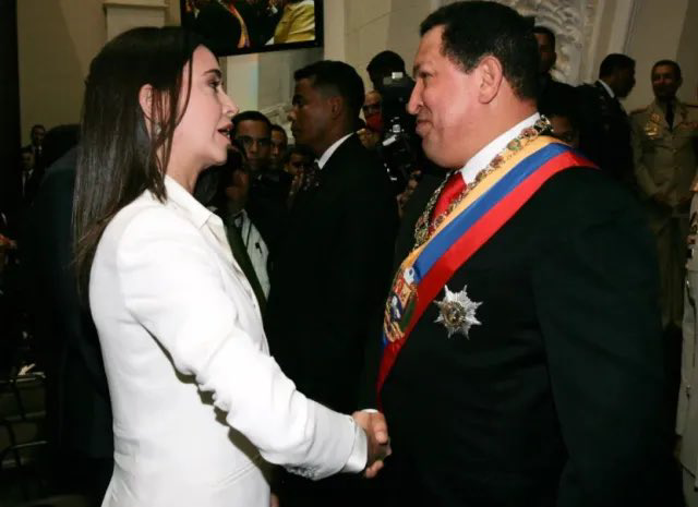 María Corina soñaba con ser Ministra de Chávez, el Comandante la ignoró siempre, por eso ella tiene ese resentimiento con el Chavismo.