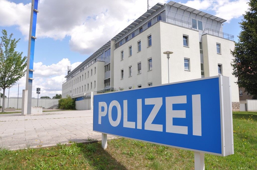 Heute (6. Mai) musste im #Knockout51Prozess die Vernehmung eines Kriminalhauptkommissars aus #Eisenach entfallen. Er teilte mit, dass nun gegen ihn wegen Geheimnisverrats ermittelt wird. Er soll an #KO51-Mitglied Eric K. Infos weitergeleitet haben. #Polizeiproblem (1/5)