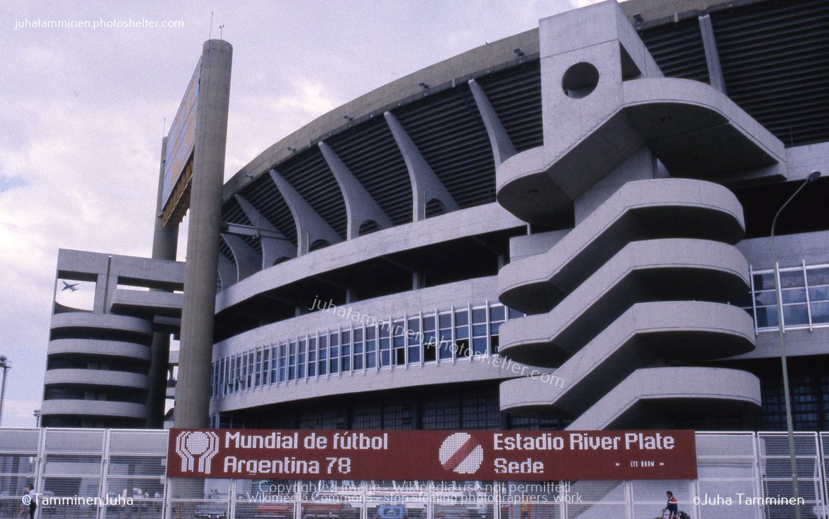 Que chiquito se ve el avión desde este ángulo comparado con el Estadio Monumental... 6 de mayo de 1984 #RiverPlate #CARP #EstadioMonumental #Argentina78