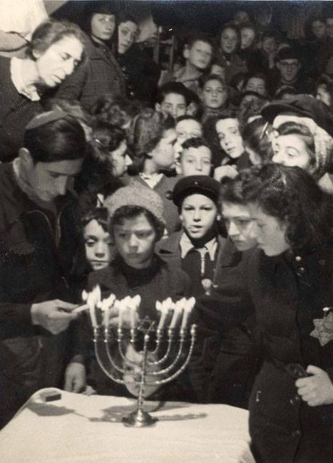 Lights of Remembrance: Jewish families gather together to light the menorah in the Netherlands. The year was 1943. Most people in this photograph were eventually deported to extermination camps and murdered by the Nazis. 
#NeverForget #YomHaShoah #HolocaustMemorialDay