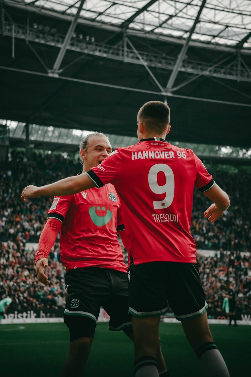 𝗕𝗿𝗼𝗺𝗮𝗻𝗰𝗲 🥵

Zwei der drei Tore erzielten gestern Jungs, die der @96akademie entstammen! 😏

#H96 #NiemalsAllein ⚫️⚪️💚